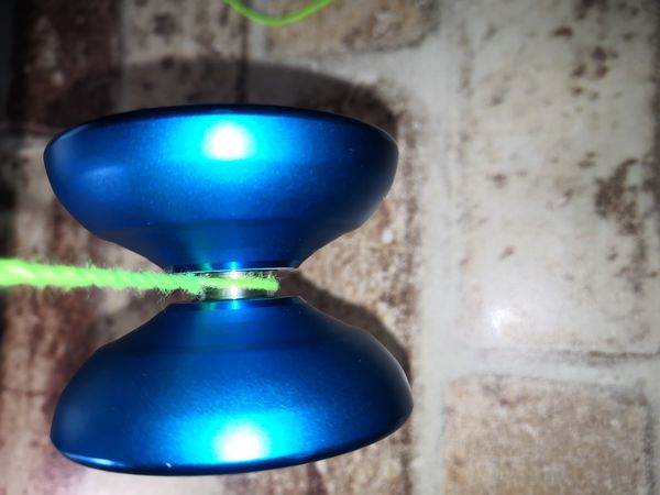 中间有个轴承的悠悠球怎样绑线呢