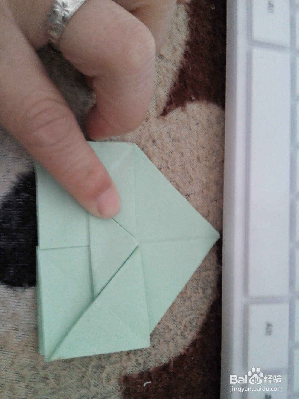 怎样用彩纸折漂亮的心形