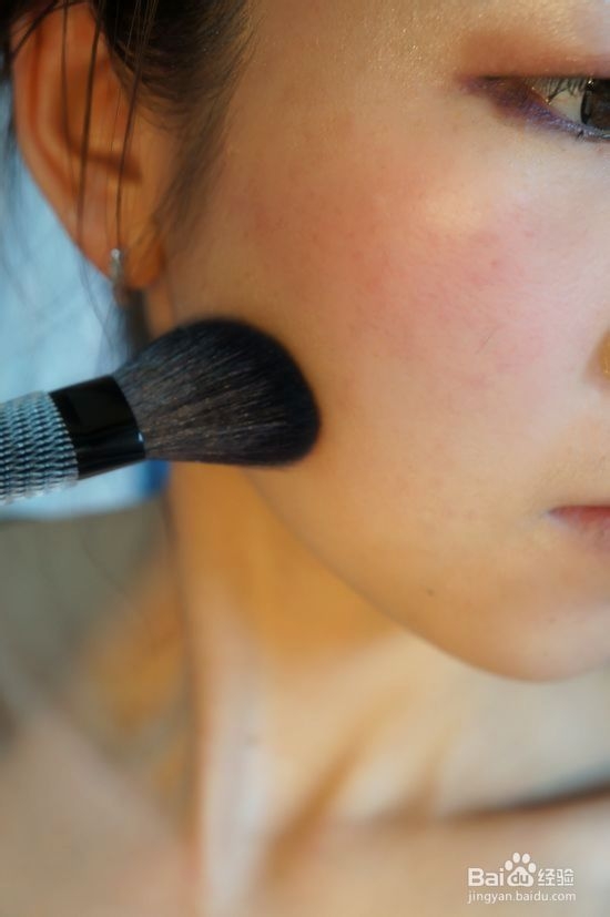 用化妆刷画完美妆容
