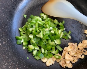 怎么做青椒皮蛋辣花生碎全麦意面