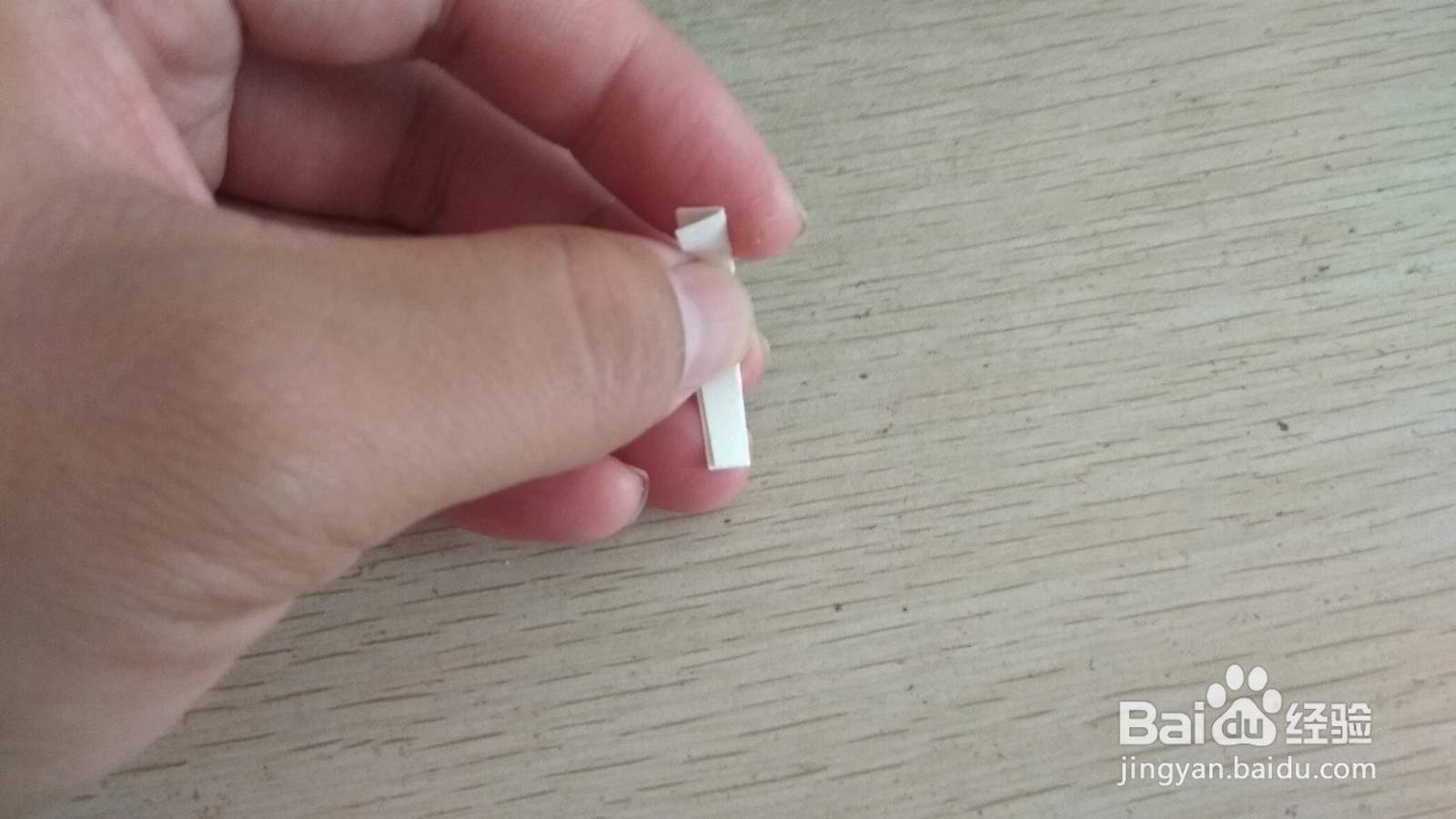 如何用一小块长方形水彩画纸做简易的手机支架