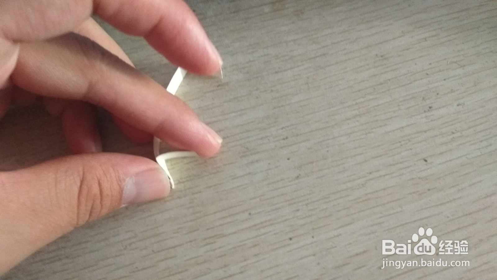 如何用细长的素描画纸做半圆形简易的钢笔的支架