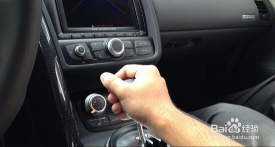 手动档上坡堵车怎么开