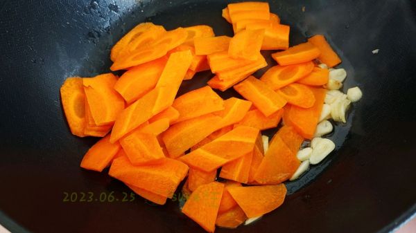蒜油生炒胡萝卜