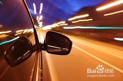 汽车大灯连闪三下什么意思？