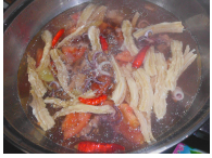 鱿鱼酸辣汤的做法