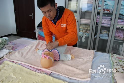 专业男月嫂怎么给宝宝做抚触？