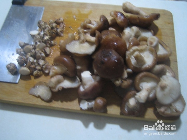 老年人怎样做好鸡块香菇备料