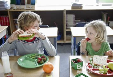 为什么一定要让宝宝自己学会吃饭呢?