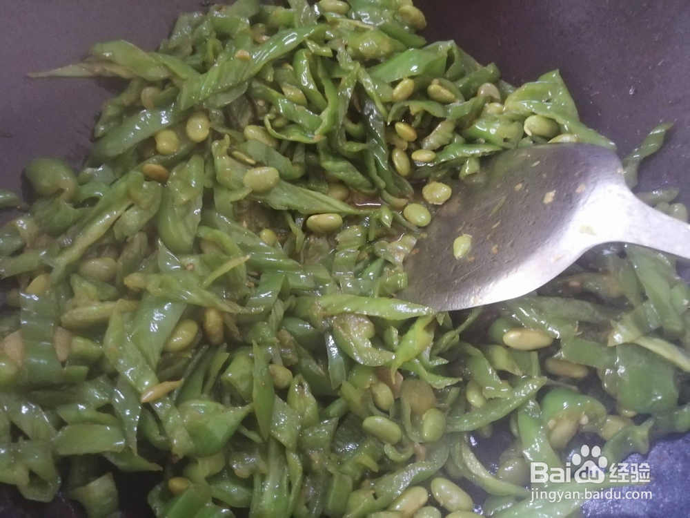 如何做美味的青椒毛豆米
