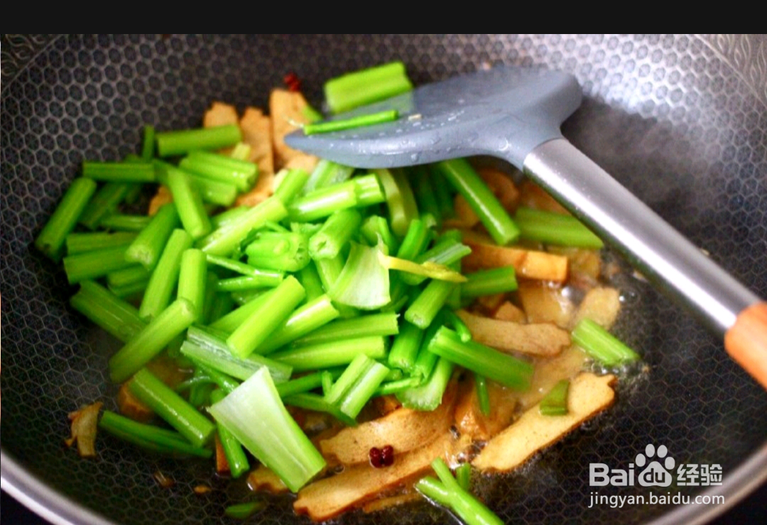 如何做出墨鱼香干芹菜小炒？