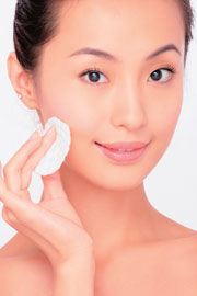 正确清洁脸部肌肤图解法