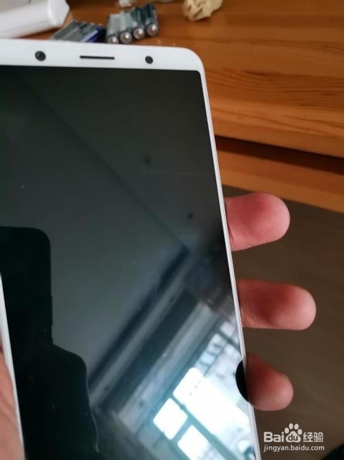 屏幕划痕怎么用贴膜盖住