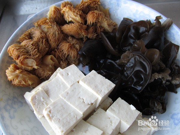 猴头菇豆腐炖鲫鱼