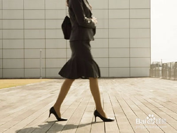 穿高跟鞋时的正确走路姿势是怎样的？