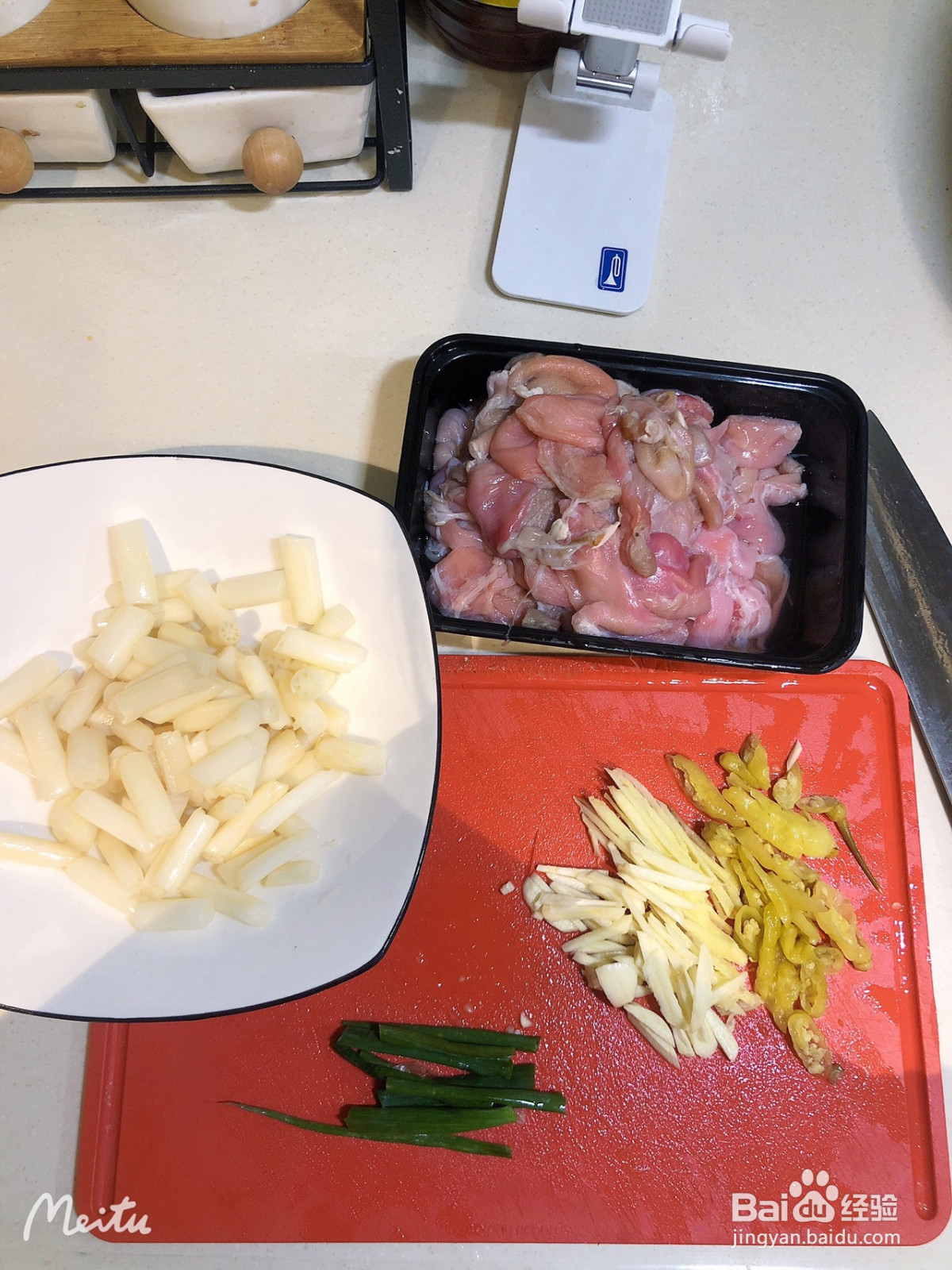 泡椒藕尖炒鱼肚的做法