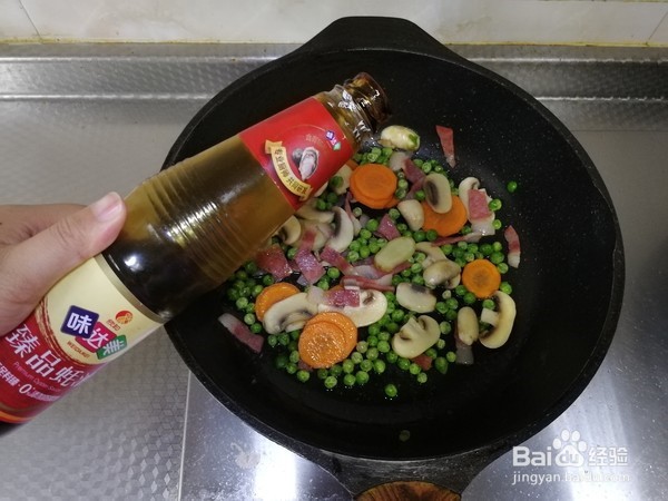 白蘑菇豌豆炒培根的做法