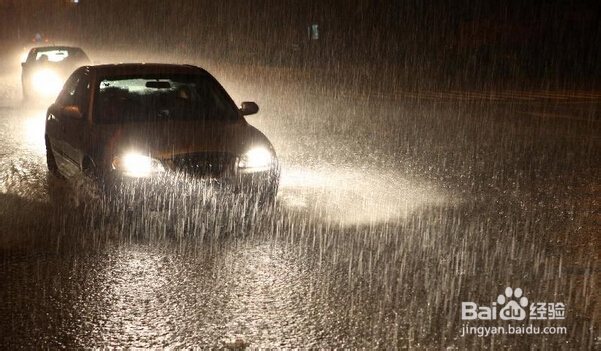 夏季外出遇到暴雨时该怎么办？