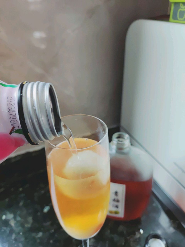 桃桃西打青梅饮