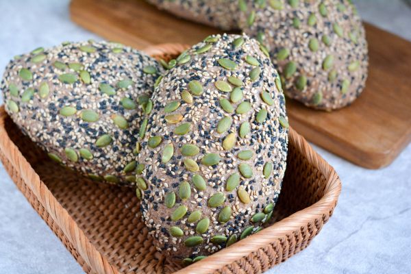 黑全麦瓜籽面包