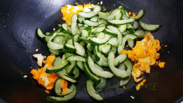 蒜辣肉酱黄瓜蛋