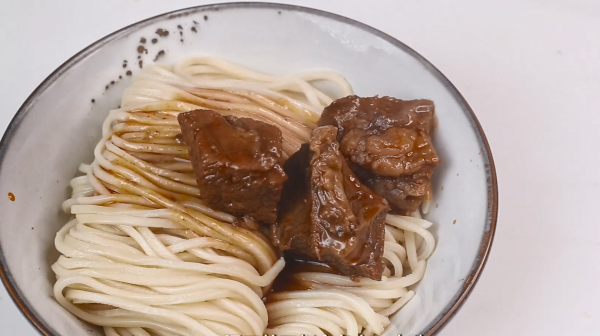 川辣红烧牛肉面