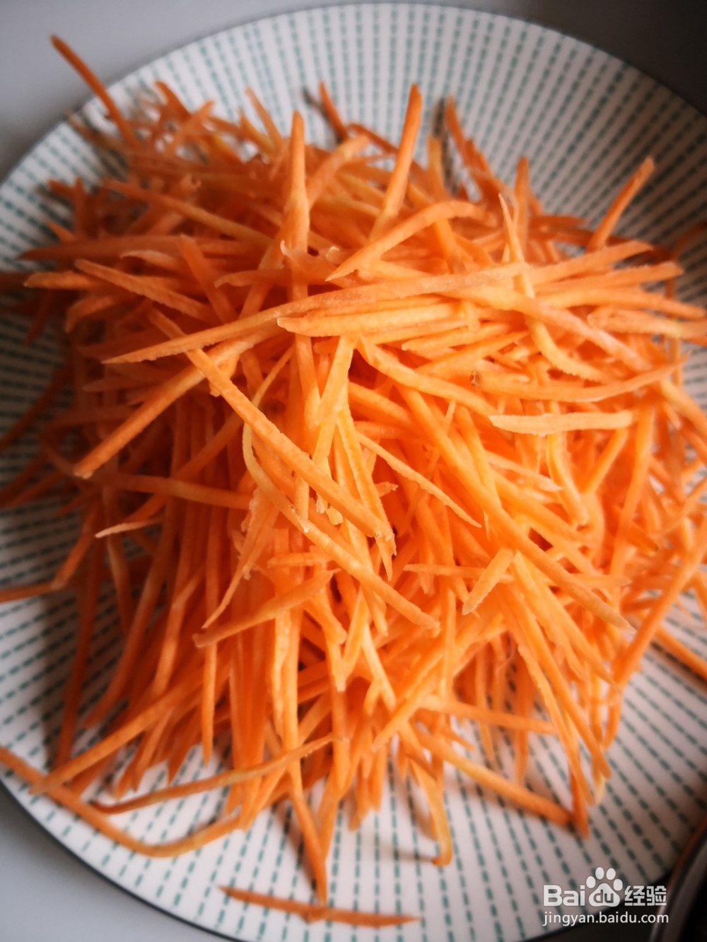 制作美味的胡萝卜丝炒鸡蛋