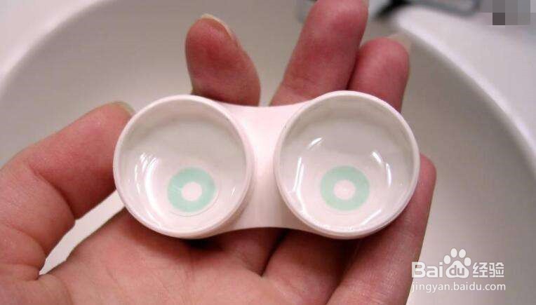如何自己佩戴隐形眼镜