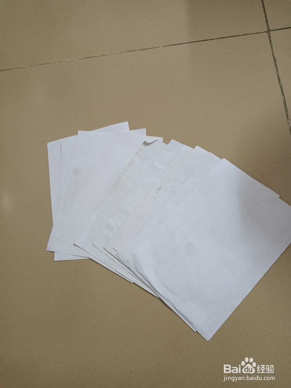 小时的玩具纸手枪