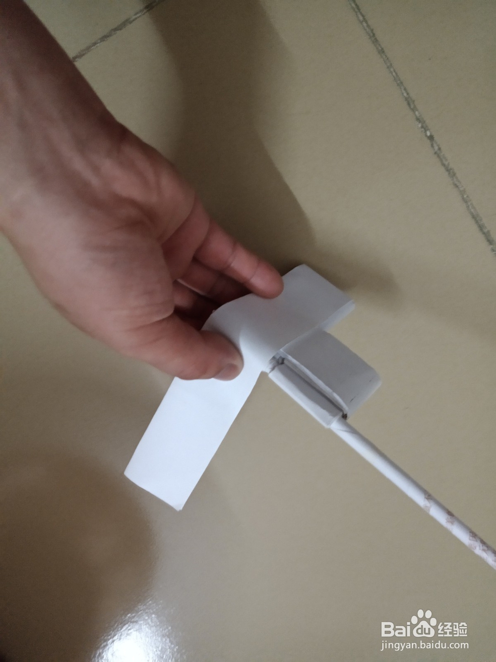 小时的玩具纸手枪