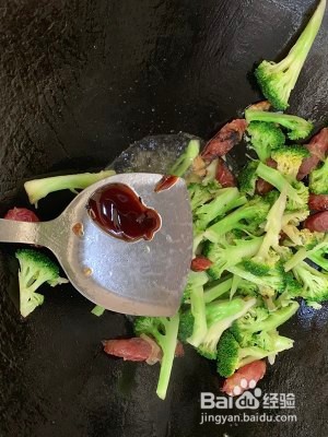 食补养生腊肠炒西兰花的做法