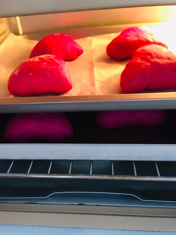 火龙果麻薯坚果软欧包