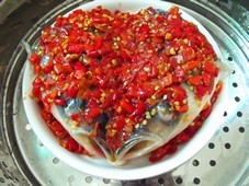 在家自己下厨做剁椒鱼头