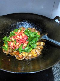青椒回锅肉怎么做好吃，新家常做法