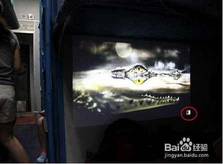 网友创意微型投影机N种玩法