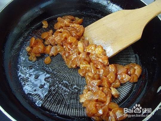 如何烹饪美味的鲜虾炸面?