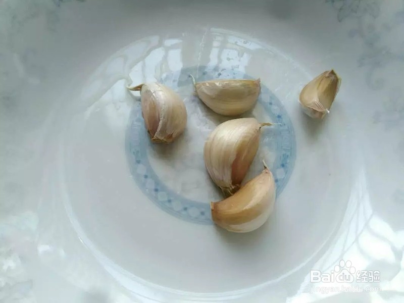 怎样快速剥大蒜?/超实用的剥蒜技巧