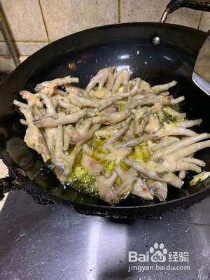 健康养生佳品青椒炒鸡爪的做法