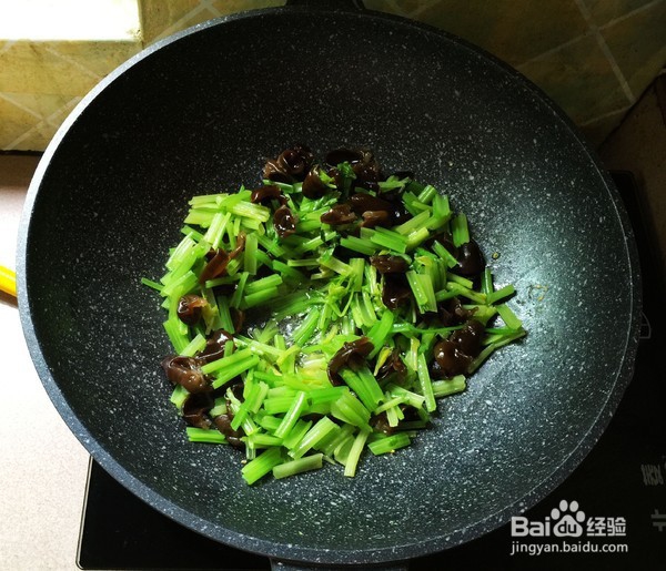 芹菜黑木耳炒鸡蛋做法