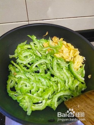 苦瓜炒鸡蛋的做法