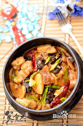 香辣牛筋豆腐煲的做法