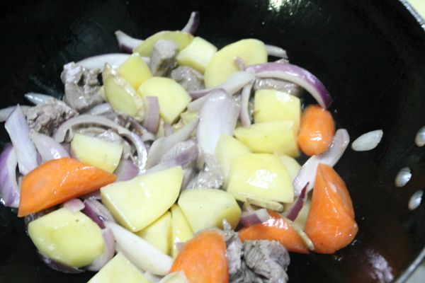 咖喱土豆炖牛肉