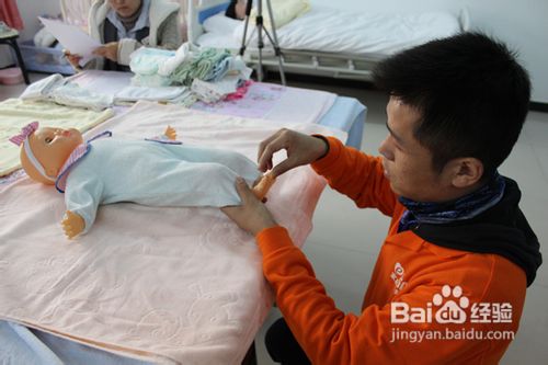 专业男月嫂怎么给宝宝做抚触？