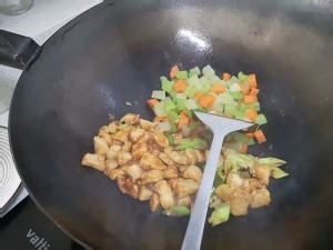 健身的鸡胸肉也可以炒着吃鸡胸肉炒三丁