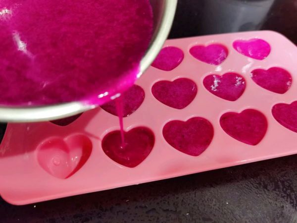 爱心白巧克力夹心慕斯蛋糕