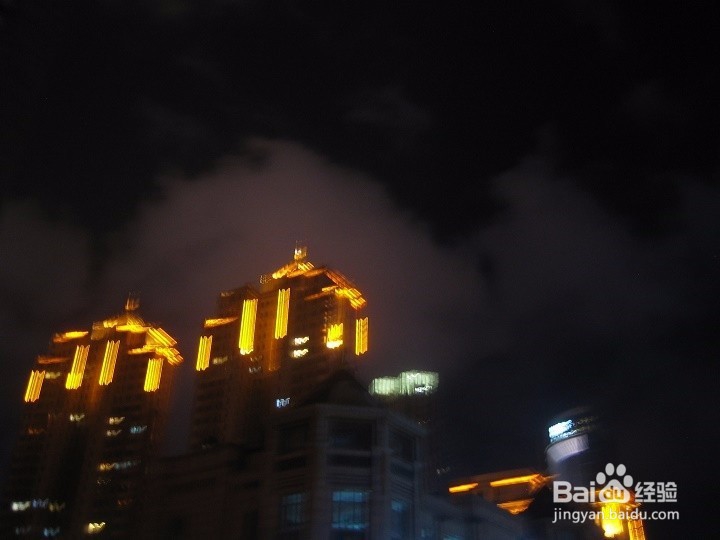 老年人在夜间怎样用相机捕捉天上白云的画面