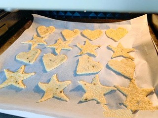 三文鱼小米锅巴怎么做?