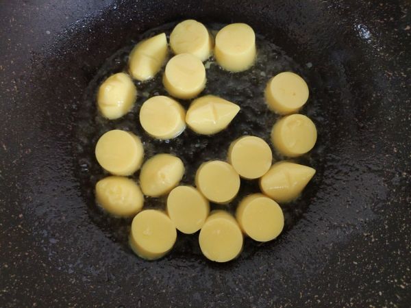 虾仁金针菇豆腐煲