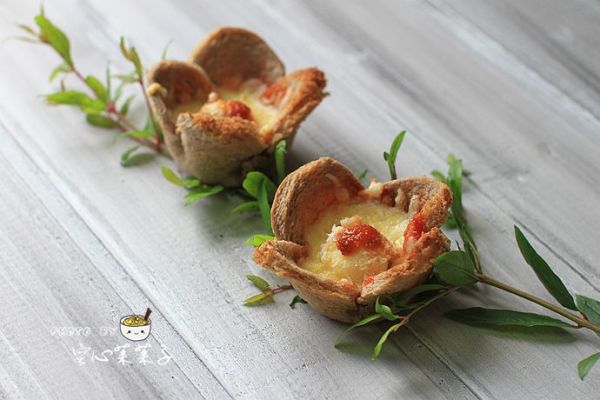 鱼子酱脆皮鹌鹑蛋吐司花杯