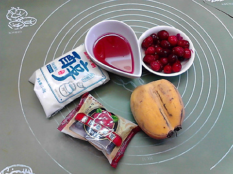 双层蔓越莓香蕉酸奶昔